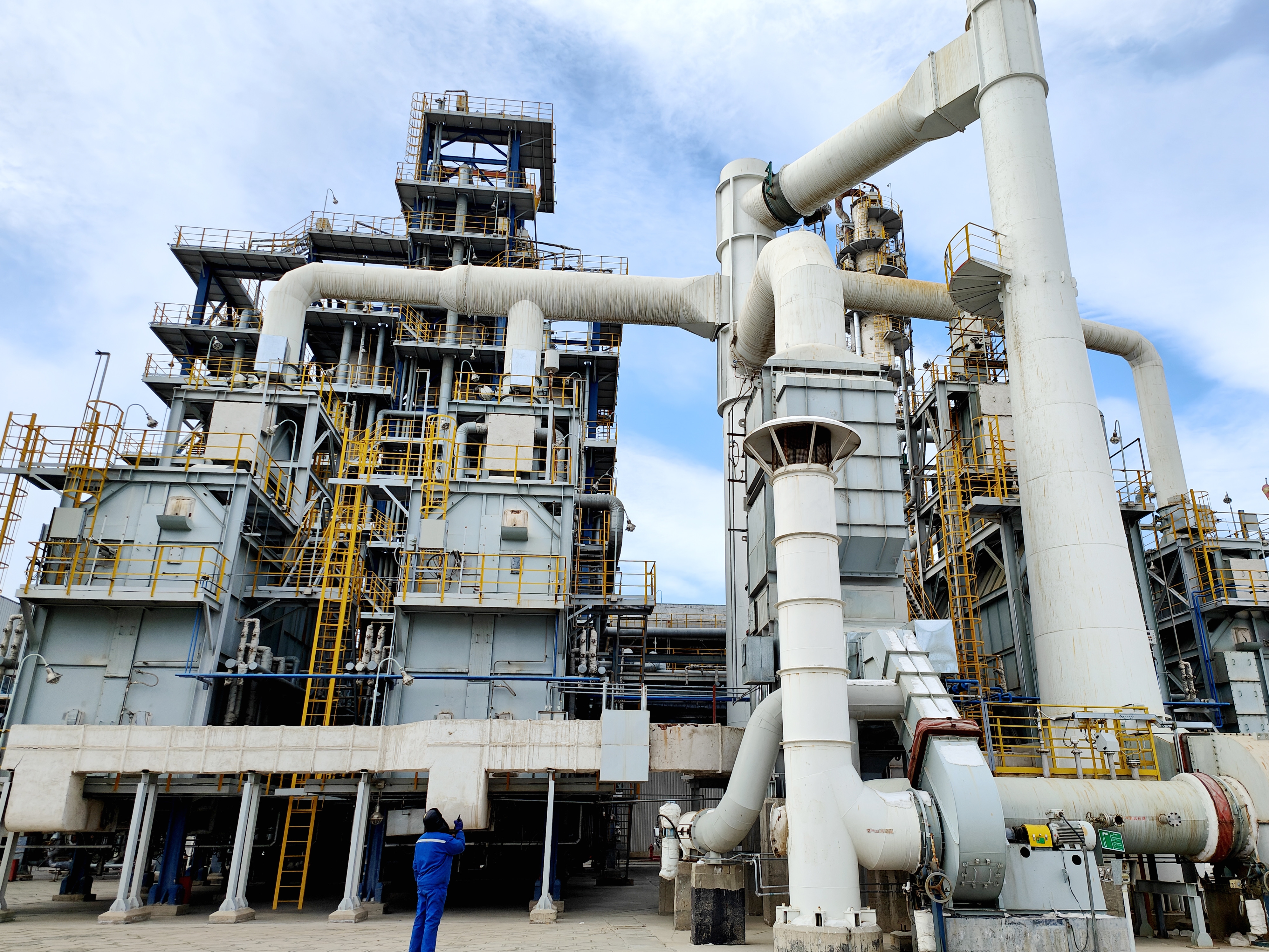 承建炼油厂规划、设计、建设项目